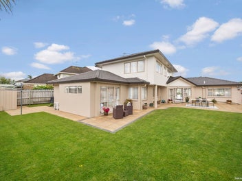 6 BED (Dual Master) – 4 BATH – IMPRESSIVE SECTION!