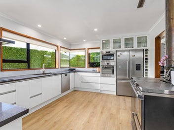 Luxury at Lynch! Gardens, Golf And A Shed To Envy!