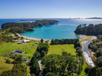 A Mahinepua masterpiece metres from the waterfront