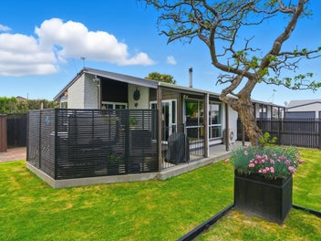 Bang for your Buck, 5 Bed + Study!