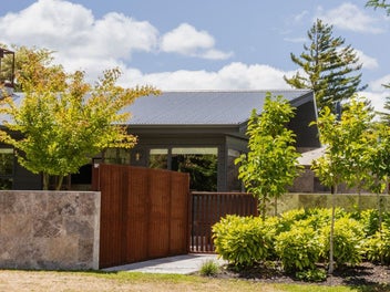 Luxurious Lake Retreat