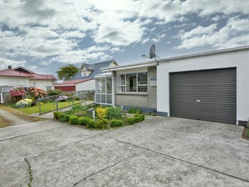 Neat and tidy townhouse, ready to move in!