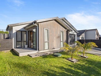 Tranquil Modern Living With Extras