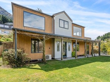 Space, views & lifestyle - a rare find