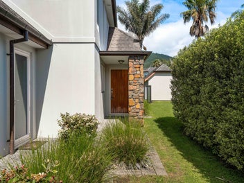 Super Sunny! North facing!