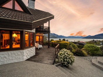 Live by Jardine Park with Lake views plus income