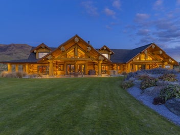 Luxury Master Built Cedar Estate in Central Otago