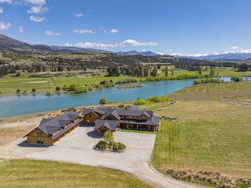 Luxury Master Built Cedar Estate in Central Otago