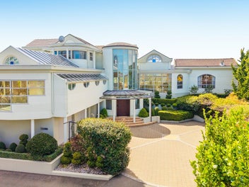 Prestigious lakefront home with sea views