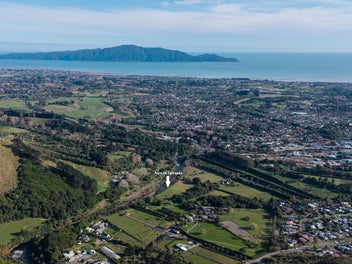 Awa Iti Terraces - Tranquility and Convenience