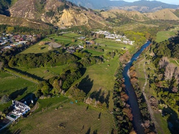 Awa Iti Terraces - Tranquility and Convenience