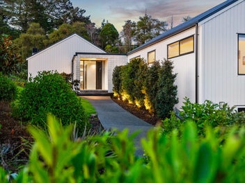 MODERN MASTERPIECE IN THE COUNTRY