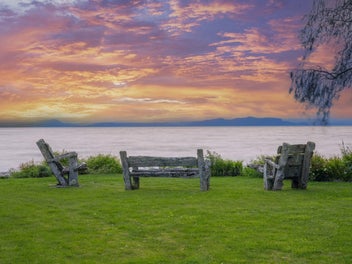 Lawn To Lake - Absolute Lakefront!