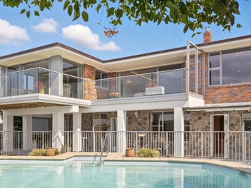 Retro Cool with Far-Out Views!