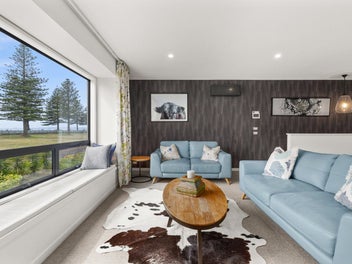 Contemporary Comfort by the Coast