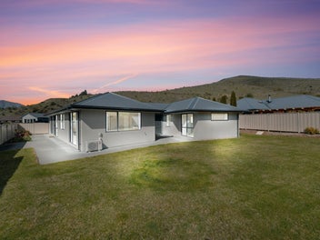 Charming Family Home in Scenic Omarama Retreat