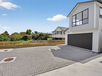 Spacious, brand-new house with stunning views