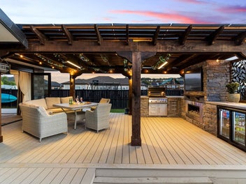 SUPER-SIZE DUAL LIVING DELIGHT - INCOME EARNER