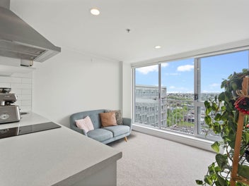 Incredible Views, Top Floor with Carpark!