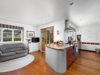 TREASURED OASIS - LANSDOWNE LOCALE