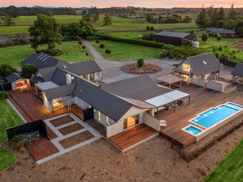 HUGE LUXURIOUS MODERN MANSION + EXTENDED LIVING