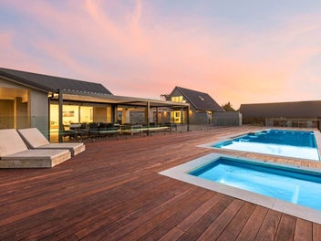 HUGE LUXURIOUS MODERN MANSION + EXTENDED LIVING