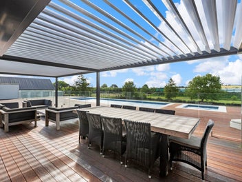 HUGE LUXURIOUS MODERN MANSION + EXTENDED LIVING