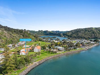 Sea Views & Hot Pools: Sunny Resort-Style Living!