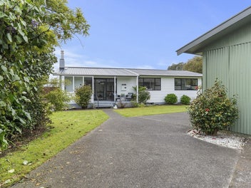 MODERN MAKEOVER WITH SOME WORK TO COMPLETE