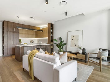 Lock up and leave, downsizing or investment?