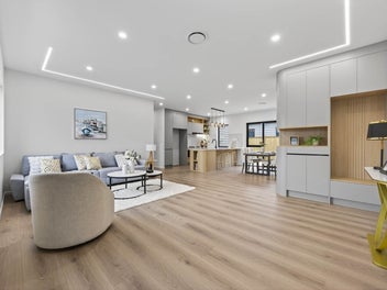 Sunny Corner Home, Dual Kitchens & Reserve View