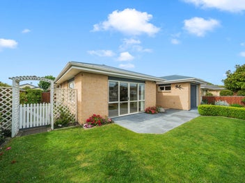 Fall in Love - Beautifully Cared for Townhouse