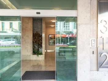 Modern Apartment Living - Prime Central Location