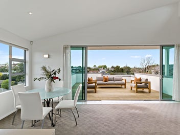 Auction Reserve Below $1.8m