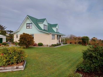 Home for Private Sale in Paroa