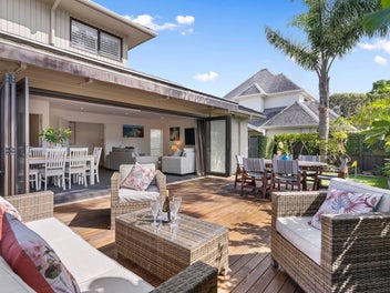 Downsizers' Retreat! Level Walk to Beach!