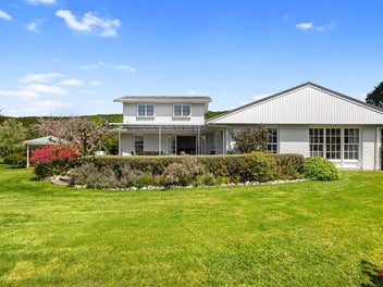 Charming Te Puke haven with garden serenity
