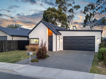 Modern comfort in a peaceful cul-de-sac