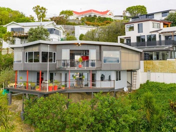 Contemporary hillside retreat