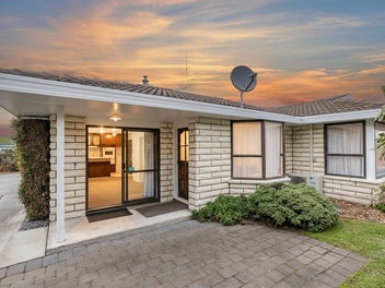 Spacious Townhouse, Sought after Zoning.