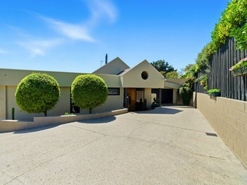 Immaculately Maintained - Views to the Mountains!