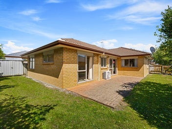 SINGLE LEVEL - BRICK & TILE