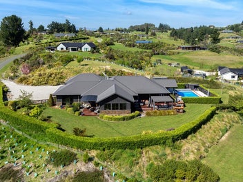 Spacious Family Oasis With Dual Home Offices