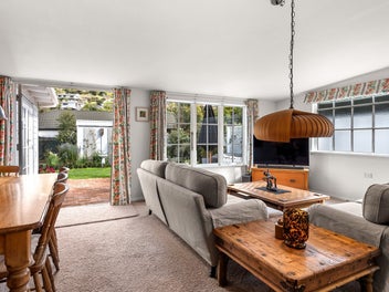 Charming Heritage Cottage Close to Nelson City