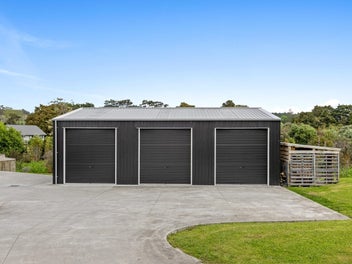 Wainui - luxury and space, two homes in one