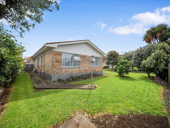 Affordable Easy Living in Prime location!