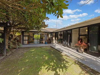 Family Retreat with Poolside Living in Casebrook