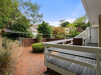 Easy-Care Living on the City Fringe - Wadestown