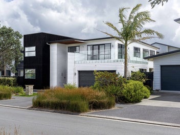 Modern Family Luxury Living - Opposite the Park