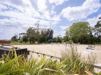 EQUESTRIAN LIFESTYLE WITH FUTURE FLEXIBILITY